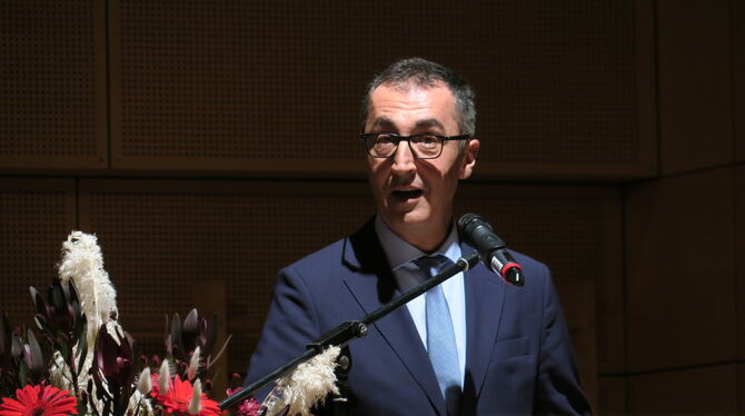 Volksnah und humorvoll: Bundeslandwirtschaftsminister Cem Özdemir bei seiner Rede zur Eröffnung der Herbstlichen Musiktage.   FO