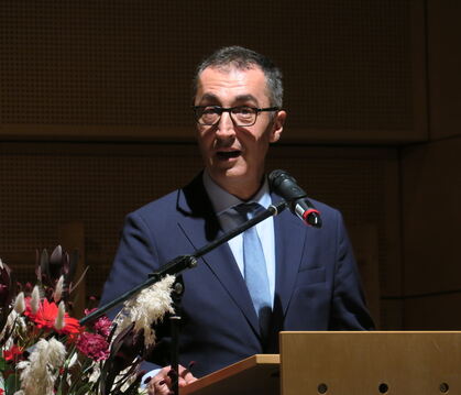 Volksnah und humorvoll: Bundeslandwirtschaftsminister Cem Özdemir bei seiner Rede zur Eröffnung der Herbstlichen Musiktage.   FO