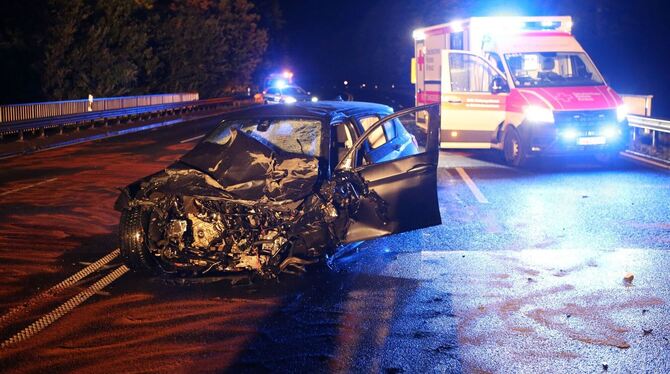Autos stoßen zusammen - zwei Tote, zwei Schwerverletzte Autos stoßen zusammen - zwei Tote, zwei Schwerverletzte