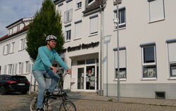 GEA-Redakteur Malte Klein fährt mit seinem neuen Brompton-Faltrad an der Metzinger Lokalredaktion vorbei.  FOTOS: FINK