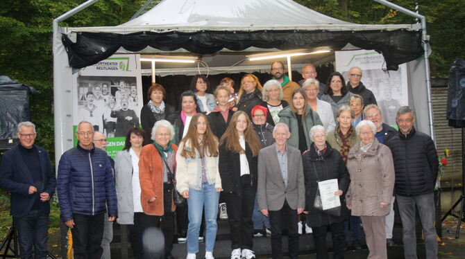 Ein Teil der Geehrten des Naturtheaters mit Rainer Kurze (links).  FOTO: VEREIN