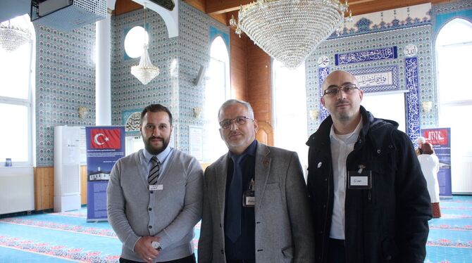 Der Imam der Yunus-Emre-Moschee, Yusuf Celep, Vorstandsvorsitzender Mehmet Özdemir und Vorstandsmitglied Sinan Acar.