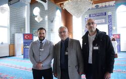  Der Imam der Yunus-Emre-Moschee, Yusuf Celep, Vorstandsvorsitzender Mehmet Özdemir und Vorstandsmitglied Sinan Acar.