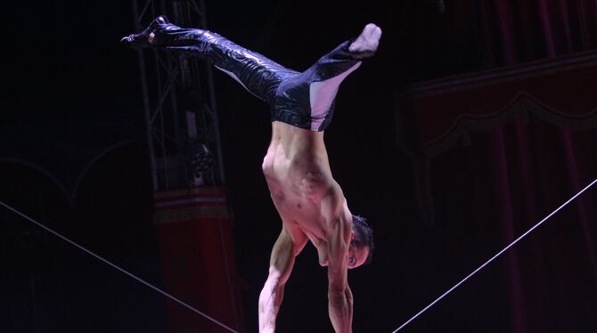 Atem anhalten heißt es bei  den artistischen  Nummern im  Programm. FOTO: SPIESS