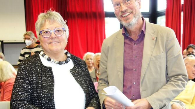 Ursula Schäfer, Tochter des Künstlers, und Kunsthistoriker Thomas Becker. Ursula Schäfer, Tochter des Künstlers, und Kunsthistoriker Thomas Becker.