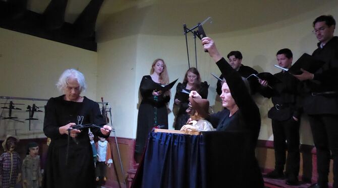 Die Kammeroper stand in Pfullingen unter keinem guten Stern: Für die erkrankte Puppenspielerin sprangen Winni Victor (rechts) un