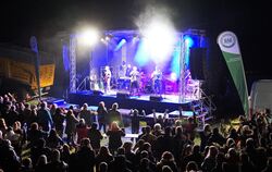 Das Publikum sang lauthals mit bei den etlichen Songs, die die Dorfrocker auf der Wiese bei Steingebronn spielten.  FOTOS: LENK