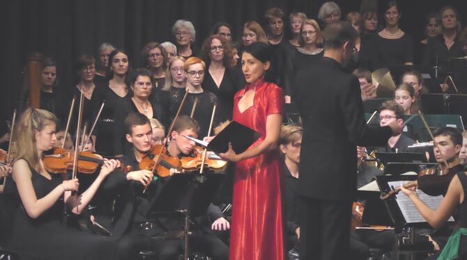 Beeindruckende Gesamtleistung: Das Odeon Jugendsinfonieorchester München, die Sängerinnen des Mahler-Projektchors und Solistin M