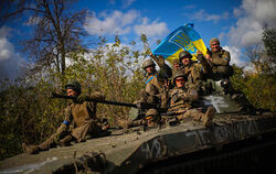 Ukrainische Soldaten feiern die Befreiung der Ortschaften Isjum und Lyman.  FOTO: SECO/DPA