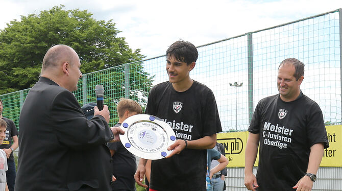 Zufrieden mit seinem Team: SSV-B-Junioren-Trainer Heiko Necker.  FOTO: BAUR