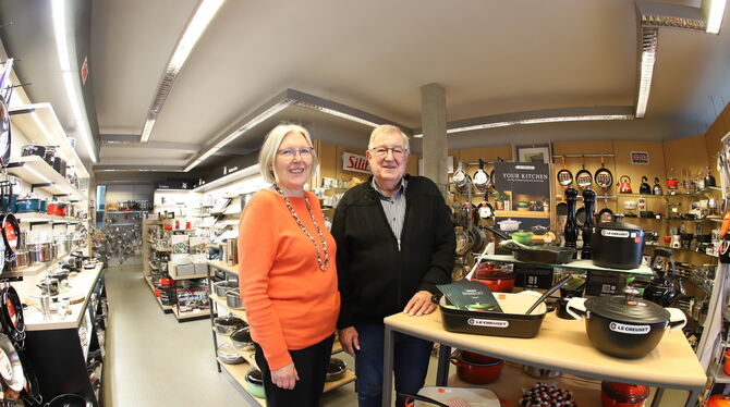 Margot und Friedrich Stoll schließen ihr Haushaltswarengeschäft in Betzingen. FOTOS: REISNER