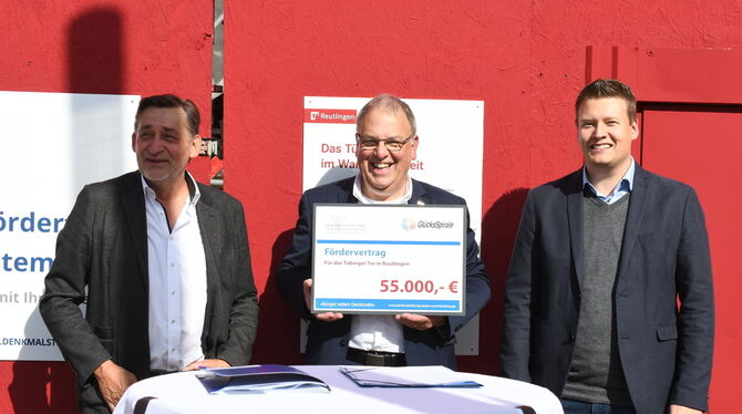 OB Keck (Mitte) nimmt 55 000 Euro für die Instandsetzung des Tübinger Tores von Claus Wolf (links, Denkmalstiftung) und Michael