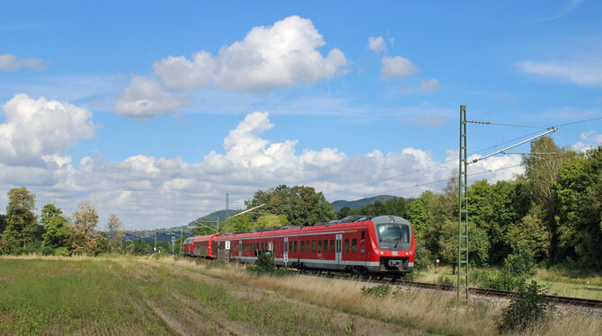 Bei den Spaltmessfahrten kam erstmals ein Zug der Baureihe Coradia Continental auf die zehn Kilometer lange Ermstalbahn, hier be