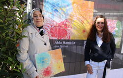 Für Künstlerin Aida Hamada (links) bedeutet Metzingen viel, in der Stadt fühle sie sich wohl: Mit ihren Bildern möchte sie zur F