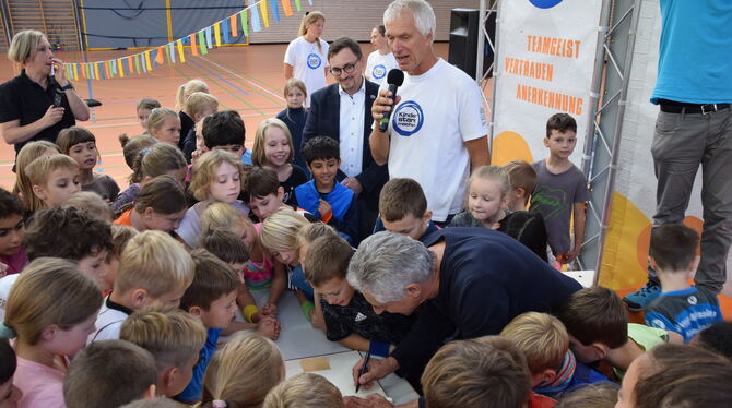 Zusammen mit den Drittklässlern der Schloss-Schule trug sich die Leichtathletik-Ikone Harald Schmid ins Goldene Buch der Gemeind