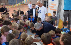 Zusammen mit den Drittklässlern der Schloss-Schule trug sich die Leichtathletik-Ikone Harald Schmid ins Goldene Buch der Gemeind