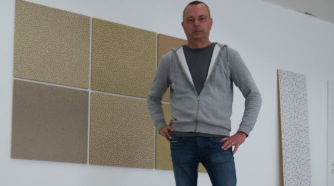 Steffen Schlichter in seiner Ausstellung in der Galerie Maas. FOTO: KNAUER
