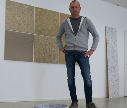  Steffen Schlichter in seiner Ausstellung in der Galerie Maas. FOTO: KNAUER