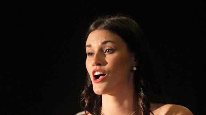 Die junge Sopranistin Paula Jeckstadt hatte in Bad Urach ein Heimspiel.  FOTO: STRÖHLE