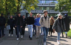 Die Hochschule Reutlingen begrüßte ihre Studierenden bei strahlendem Sonnenschein.  FOTO: HOCHSCHULE REUTLINGEN