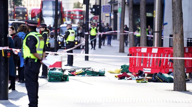 Drei Menschen in London niedergestochen Drei Menschen in London niedergestochen