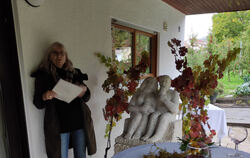 Andrea Bachmann führte beim Kunst-Spaziergang in die Werke von Eduard Raach-Döttinger ein.  FOTO: GEMEINDE ENINGEN