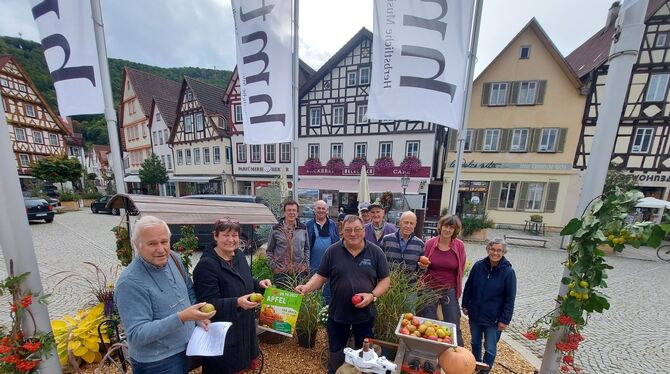 Die Köpfe von Bad Urach aktiv und vom Obst- und Gartenbauverein (vorne, von links: Walter Damzog, Sabine Hunzinger und Eberhard
