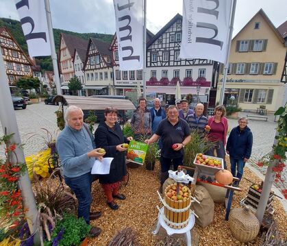 Die Köpfe von Bad Urach aktiv und vom Obst- und Gartenbauverein (vorne, von links: Walter Damzog, Sabine Hunzinger und Eberhard 