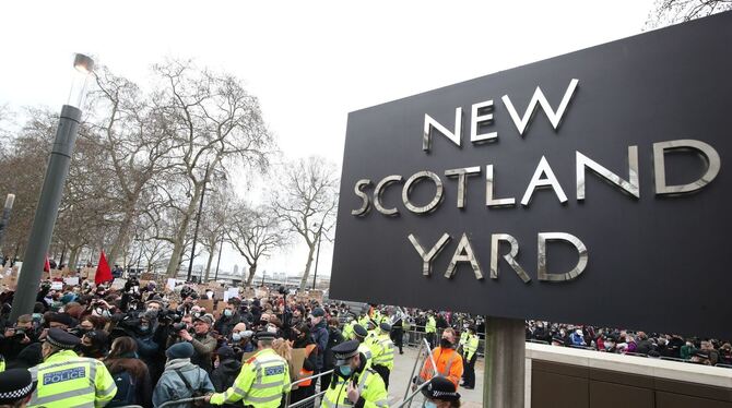 Everard-Mahnwache bei Scotland Yard