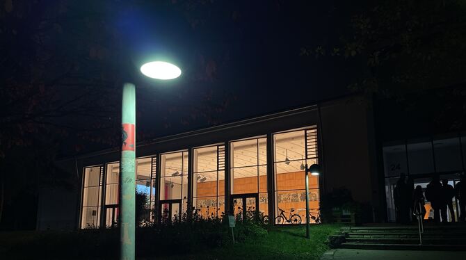 Auch in Eningen ist sparen angesagt: Künftig wird die Straßenbeleuchtung um 0.30 Uhr abgeschaltet. Die Grieshaber-Halle, in der