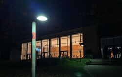Auch in Eningen ist sparen angesagt: Künftig wird die Straßenbeleuchtung um 0.30 Uhr abgeschaltet. Die Grieshaber-Halle, in der 