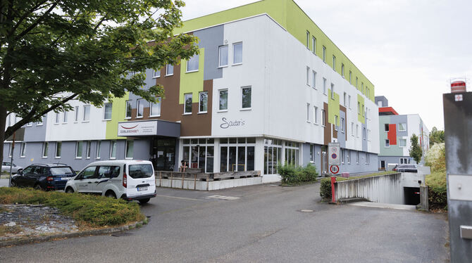 Objekt des Streits: diese beiden Boardinghäuser in Weilimdorf.  FOTO: LICHTGUT/GEA