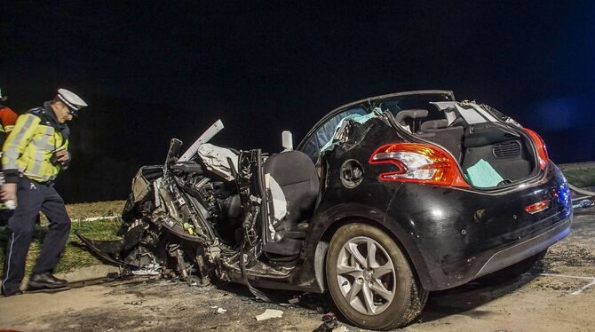 Auto kracht beim Überholen in anderen Pkw - drei Verletzte