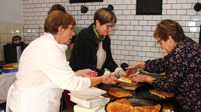Viele fleißige Helfer sorgten beim Kirbehock für das Wohl der Besucher.