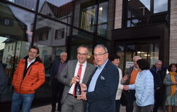 Reutlinger Schampus aus dem Weinberg der Stadt zur Wiederwahl: OB Thomas Keck gratulierte Bernd Haug (links) als Erster zur Wied