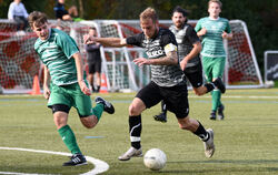 Einfach überragend: Christian Locher (rechts) von der SG Reutlingen erzielt beim 7:2 gegen den TSV Eningen fünf Tore. Links: Der