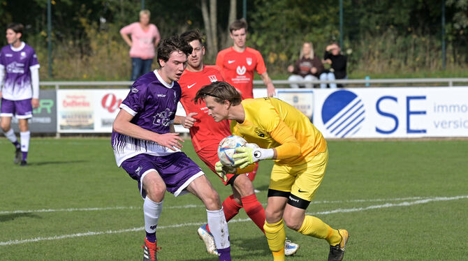 Oferdingens Torhüter Max Eichberg klärt vor dem Wanweiler Carl Uhlisch. FOTO: BAUR Oferdingens Torhüter Max Eichberg klärt vor dem Wanweiler Carl Uhlisch. FOTO: BAUR