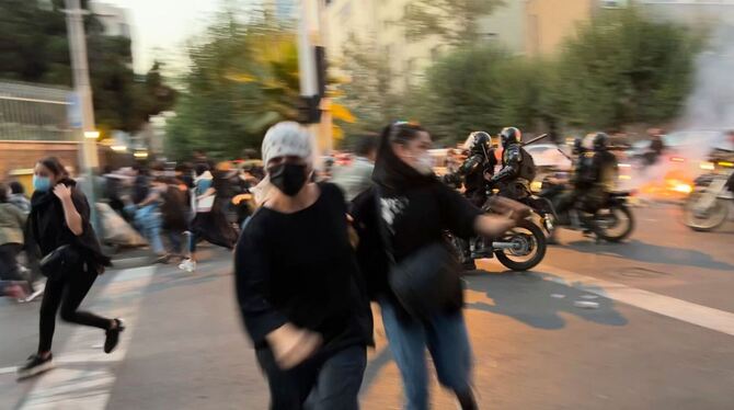 Iraner protestieren gegen das System