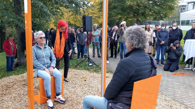 Die Künstlerin Jenny Winter-Stojanovic (rote Haare) verbindet die Zuschauer mit einem langen Band und lässt zwei sich fremde Men