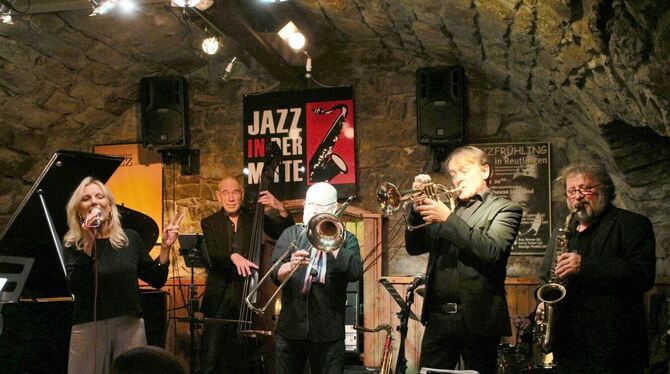 Die Woodhouse Jazzband mit (von links) Sängerin Gaby Goldberg, Kontrabassist Michael Schöneich, Posaunist Horst Janßen, Hinderik