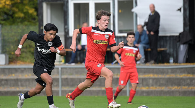 Finn Kalauch (rechts) von den C-Junioren des SSV Reutlingen im Laufduell mit dem Frankfurter Shayan Ahmadi.  FOTO: BAUR