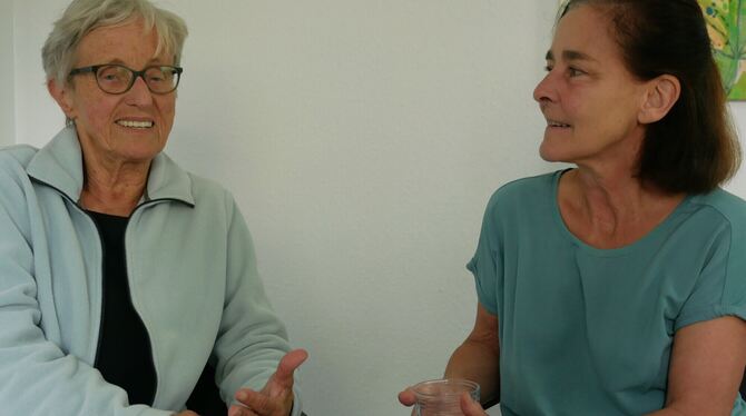 Im Gespräch mit Silvia Ulbrich-Bierig, der Geschäftsführerin des Ambulanten Hospizdienstes, erzählt Barbara Haas (links) über ih