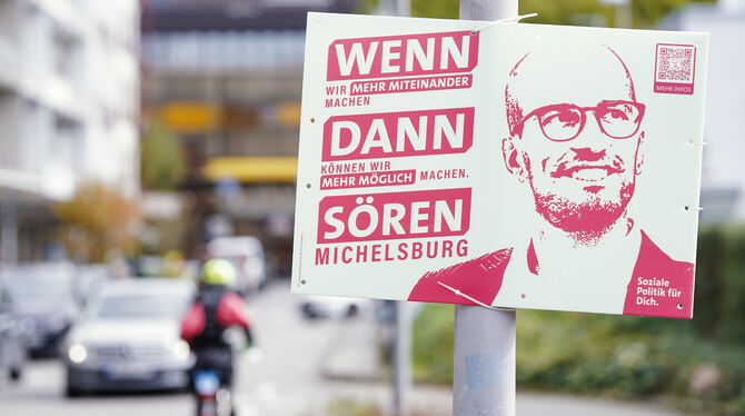 Ein Plakat des gebürtigen Reutlingers Sören Michelsburg (SPD) für die Wahl zum Oberbürgermeister der Stadt Heidelberg hängt an e