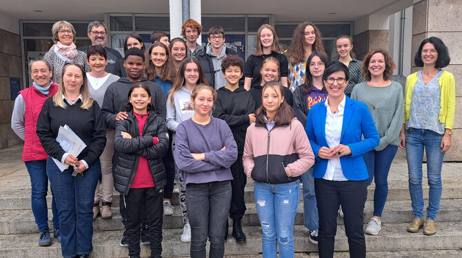 Schüler und Lehrer aus der Metzingens französischer Partnerstadt Noyon wurden von Oberbürgermeisterin Carmen Haberstroh (im hell