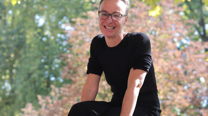 Mit dem Blick von außen: Die OB-Kandidatin Sofie Geisel auf ihrem Lieblingsplatz vor der Tübinger Burse. FOTO: WALDERICH