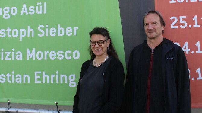 Sarah Petrasch und Andreas Roth vom franz.K vor dem Festivalplakat.  FOTO: SPIESS