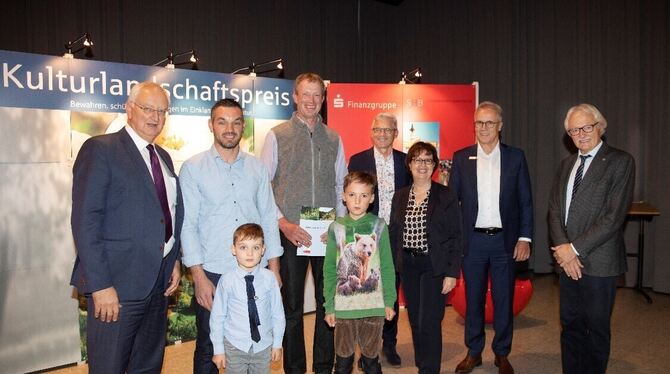 Kai Rau und Sven Wahl (Zweiter und Dritter von links) haben den Preis in Filderstadt entgegengenommen. FOTO: RUDEL Kai Rau und Sven Wahl (Zweiter und Dritter von links) haben den Preis in Filderstadt entgegengenommen. FOTO: RUDEL