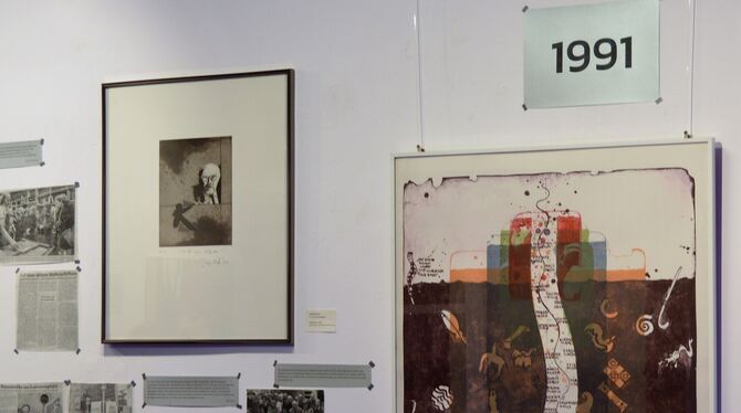 Bilder, Jahreszahlen, Zeitungsausschnitte: Blick in die Ausstellung.  FOTO: VEY