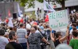 "Querdenken"-Demonstration vor JVA Stammheim