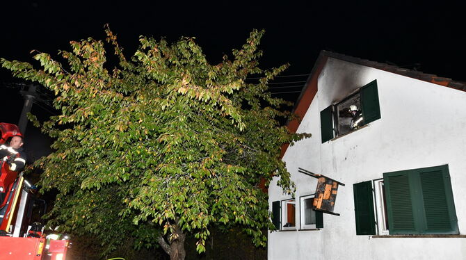Brand in einem Wohnhaus in Bodelshausen. Die vom Feuer beschädigte Einrichtung musste durchs Fenster entsorgt werden.